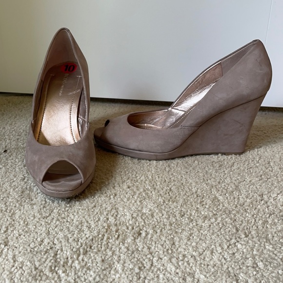 BCBG Wedge Heels - Picture 1 of 3